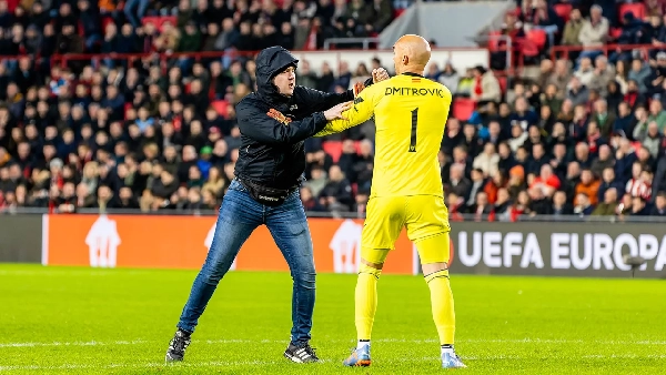 Il PSV Eindhoven concede 40 anni di squalifica dallo stadio a un tifoso che ha attaccato il portiere