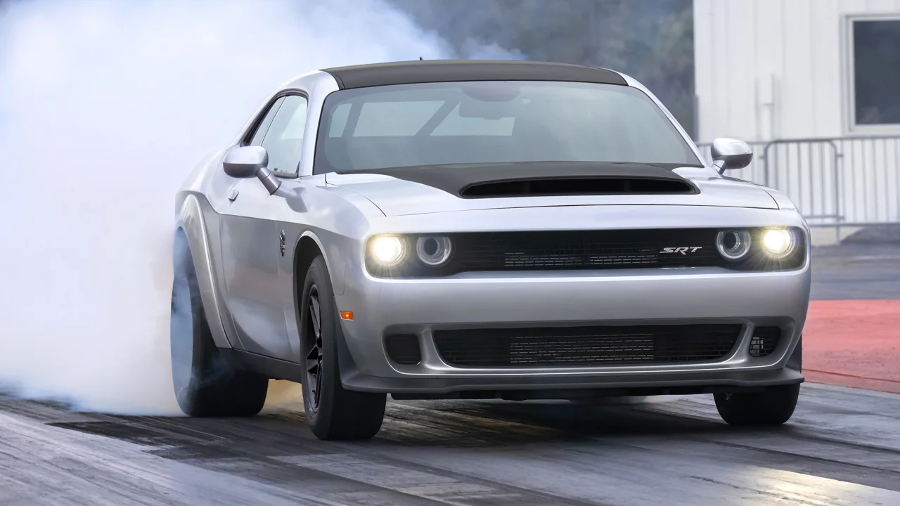Last Dodge Challenger produce 1.025 cavalli e offre accessori per paracadute opzionali. 