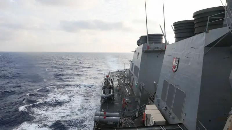 The American fleet challenges China's territorial claims in the South China Sea and triggers an angry reaction from Beijing