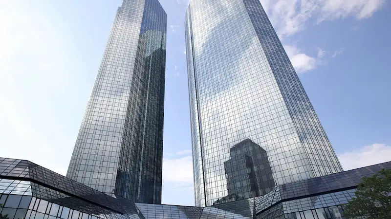 Avrupa bankacılık krizi korkuları yeniden alevlenerek Deutsche Bank ve UBS hisselerinin düşmesine neden oldu