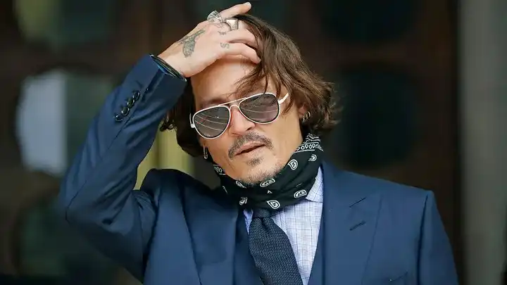 Johnny Depp, Somerset, İngiltere'de huzurlu ortamının tadını çıkarıyor. 