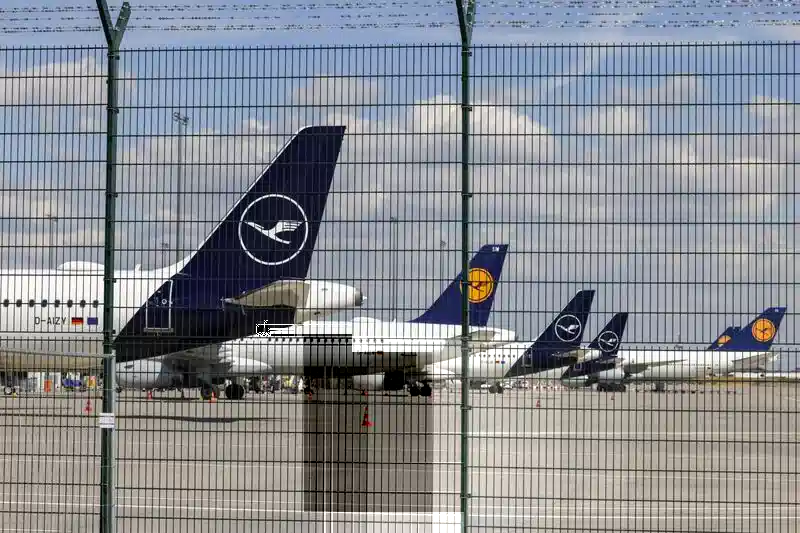 In Deutschland kommt es aufgrund von Komplikationen bei Lufthansa und einem Streik der Arbeitnehmer zu Reiseunterbrechungen. 