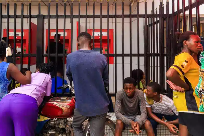 La Nigeria eroga banconote per porre fine alla crisi di liquidità di tre mesi. 