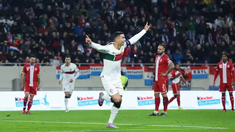 Cristiano Ronaldo, Lüksemburg'a karşı oynadığı maçta iki gollü performansını yeni bir kutlamayla kutluyor. 
