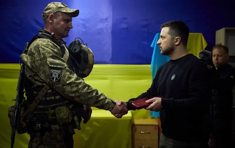 Il presidente Volodymyr Zelensky ha visitato le posizioni di prima linea delle forze armate ucraine nella città di Zaporizhzhia. 
