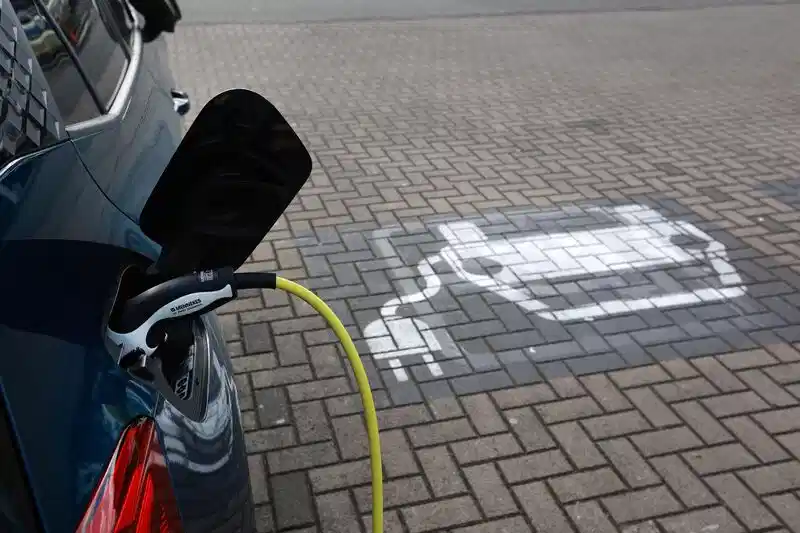 L'Unione Europea ha raggiunto un accordo per implementare stazioni di ricarica per veicoli elettrici in tutto il blocco. 