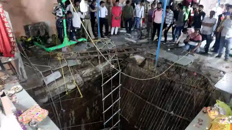 In einem indischen Tempel ereignete sich ein tragischer Vorfall, bei dem mindestens 35 Menschen ihr Leben verloren, nachdem sie in einen unterirdischen Stufenbrunnen gefallen waren. 