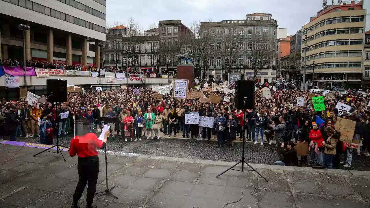Thousands demonstrate in Portugal to raise awareness of the housing crisis, calling it a social emergency.
