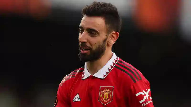 Bruno Fernandes, a player for Manchester United, gave a special reward to a fan who had been messaging him for 300 consecutive days.