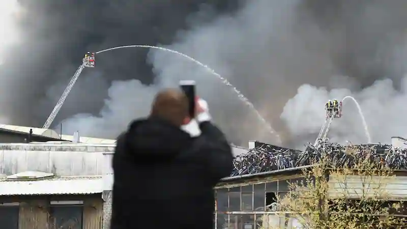 Hamburg warehouse fire prompts toxic fume alert