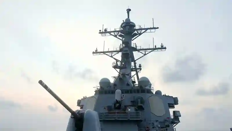 La Marina degli Stati Uniti naviga vicino a un'isola nel Mar Cinese Meridionale che è stata militarizzata dalla Cina. 