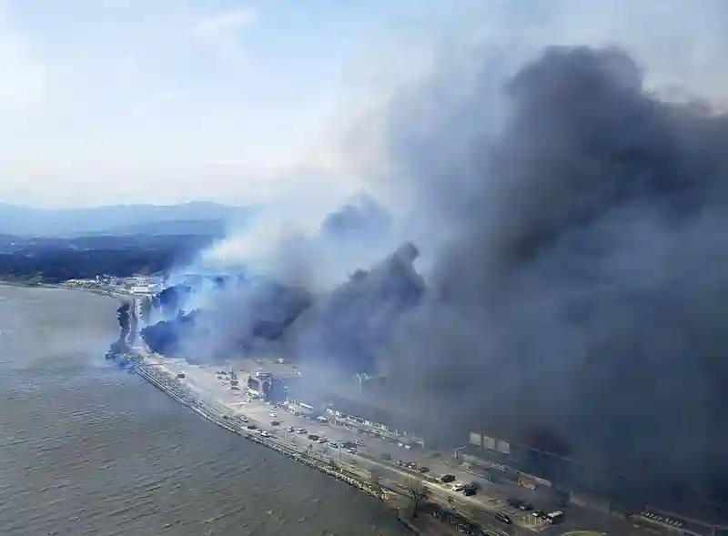 Numerous individuals escape from a seaside city in South Korea due to a raging wildfire.