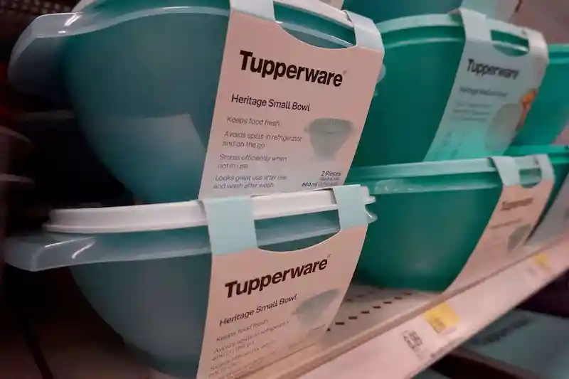 Le azioni di Tupperware hanno subito un brusco calo a seguito di un avvertimento che la società potrebbe affrontare il rischio di cessare l'attività. 