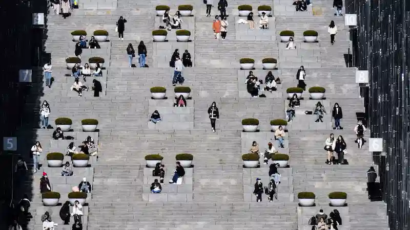 Südkorea bietet ein monatliches Stipendium in Höhe von 500 US-Dollar, um sozial isolierten Jugendlichen bei der Wiedereingliederung in die Gesellschaft zu helfen. 