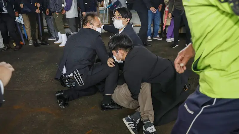 Der japanische Führer Fumio Kishida wurde nach der Explosion aus dem Veranstaltungsort evakuiert, Verdächtiger festgenommen. 