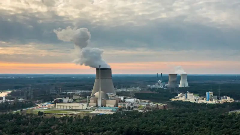 La Germania chiude le ultime tre centrali nucleari, ponendo fine alla dipendenza dall'energia nucleare. 