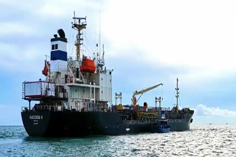 Singapore individua la nave abbordata dai pirati, conferma la sicurezza dell'equipaggio. 