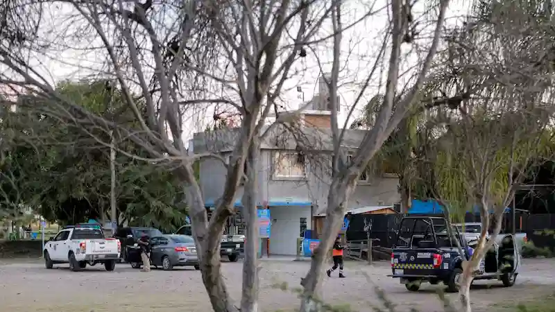 7 persone uccise in una piscina pubblica in Messico da uomini armati sconosciuti. 