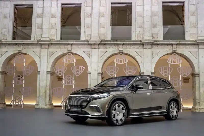 Mercedes-Maybach zwiastuje erę elektryczności debiutem SUV-a EQS. 