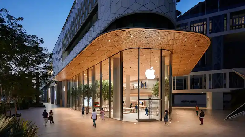 Il CEO di Apple, Tim Cook, inaugura il primo negozio al dettaglio dell'azienda in India. 