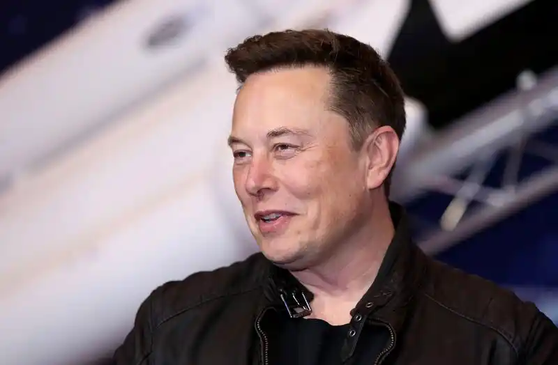 Musk mira a creare un nuovo chatbot AI per competere con Microsoft e Google. 