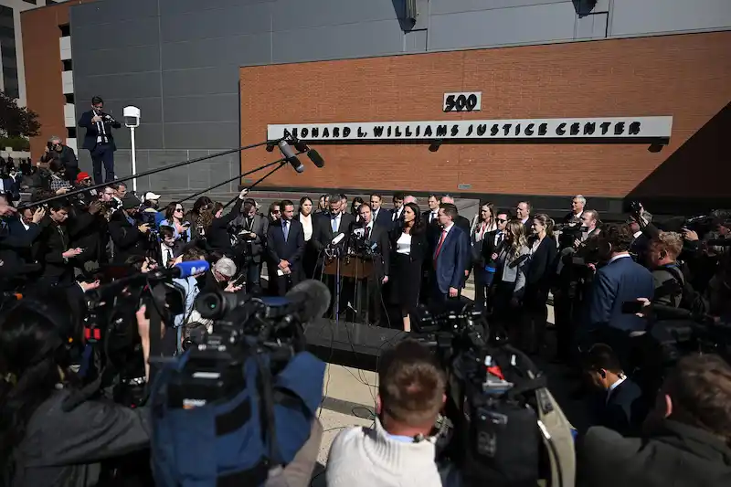 Fox News evita il processo per diffamazione pagando oltre 787 milioni di dollari a Dominion come risarcimento per false affermazioni elettorali del 2020. 