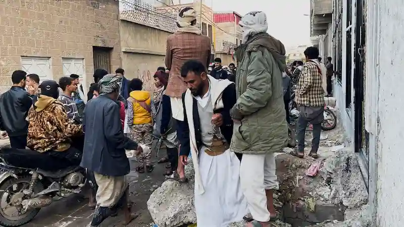 78 morti nello Yemen mentre la folla si precipita all'evento di beneficenza del Ramadan in cui sono state perse vite umane per soli 10 dollari. 