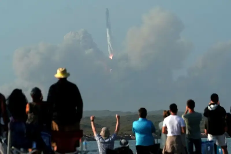 Starship test uçuşu, kalkıştan kısa bir süre sonra patlamayla sona erdi, Elon Musk'ın uzay aracı imha edildi. 