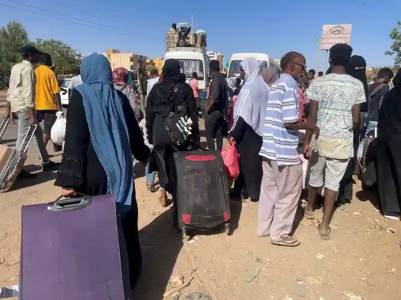 U. N. Şef, çok sayıda insan muhalif generaller arasındaki çatışmadan kaçarken Sudan'da ateşkes çağrısında bulundu. 