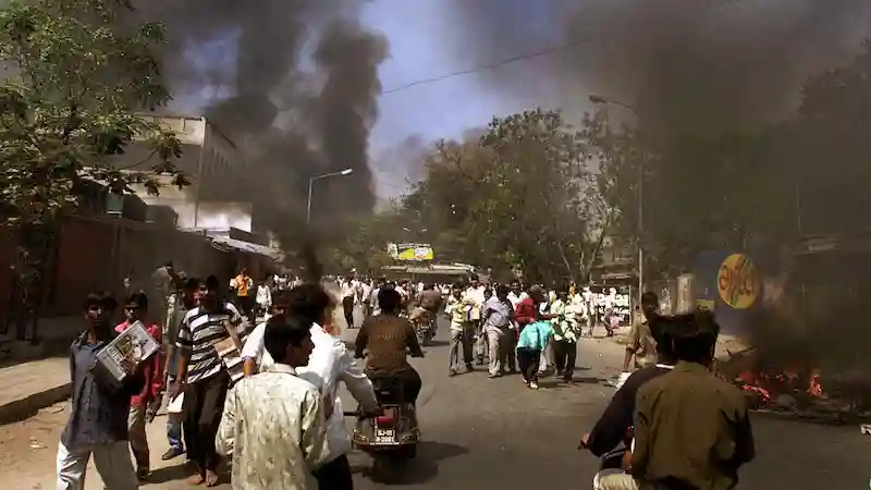 69 Hindus vom Mord an 11 Muslimen während der Unruhen im Jahr 2002 in Indien durch Gerichtsentscheidung freigesprochen. 