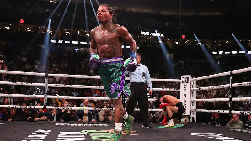 Gervonta 'Tank' Davis ทุบกลางลำตัวของ Ryan Garcia อย่างยับเยินในยกที่ 7 KO 