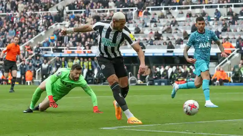 Newcastle pokonuje rywala z pierwszej czwórki Tottenham Hotspur, zdobywając 5 bramek w pierwszych 21 minutach gry. 