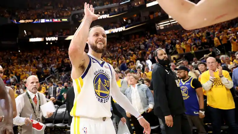 Playoff NBA: i Golden State Warriors sconfiggono di poco i Sacramento Kings fino alla serie di playoff, nonostante un costoso errore con il timeout. 