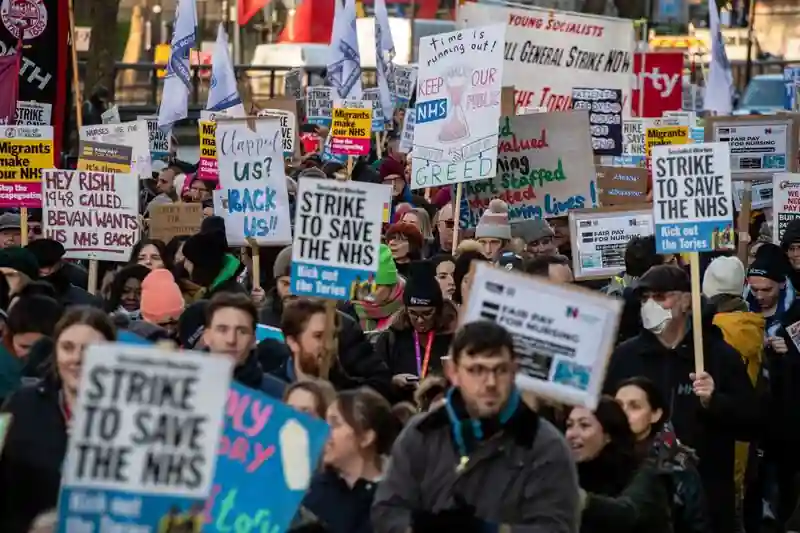Le autorità britanniche mirano a considerare illegale lo sciopero degli infermieri. 