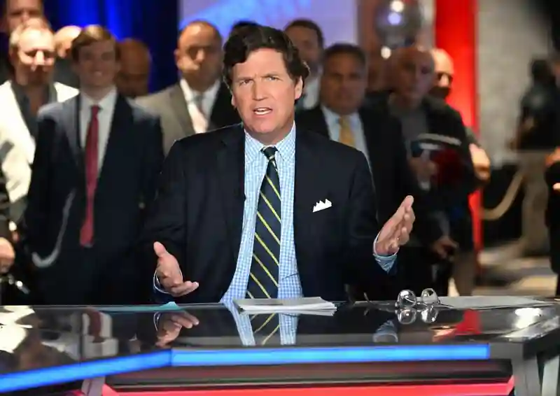 Tucker Carlson odchodzi z Fox News po ugodzie w sprawie wstrząsu. 