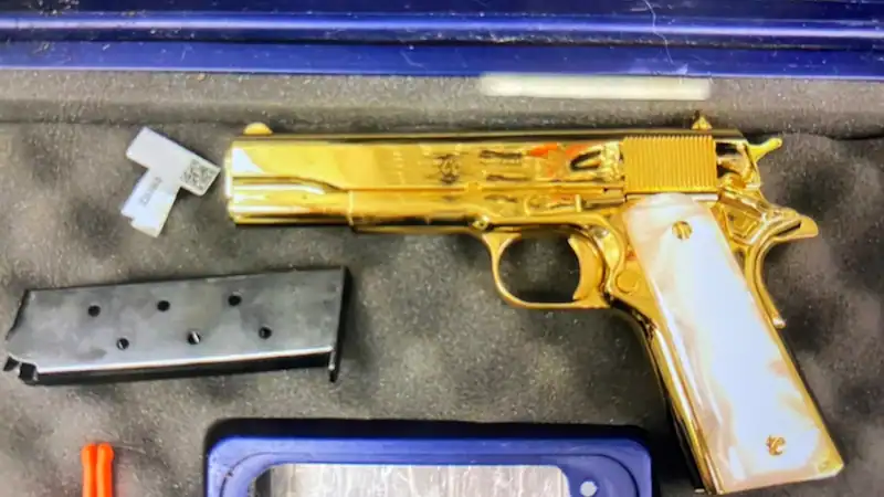 Una pistola d'oro trovata nel bagaglio di una donna americana porta all'arresto all'aeroporto di Sydney. 