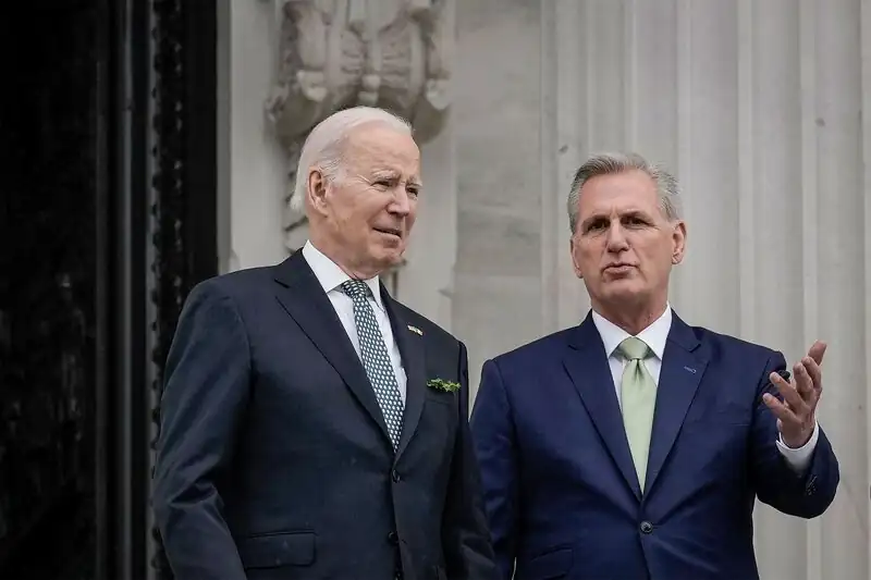 Biden ist bereit, McCarthy über die Schuldengrenze zu treffen, aber nur, wenn ein Zahlungsausfall vom Tisch ist. 