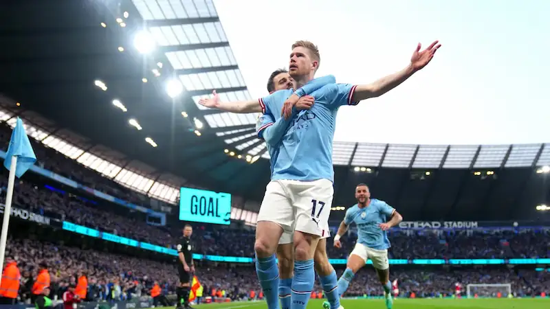 Kevin De Bruyne guida il Manchester City alla vittoria decisiva sull'Arsenal nella corsa al titolo della Premier League. 