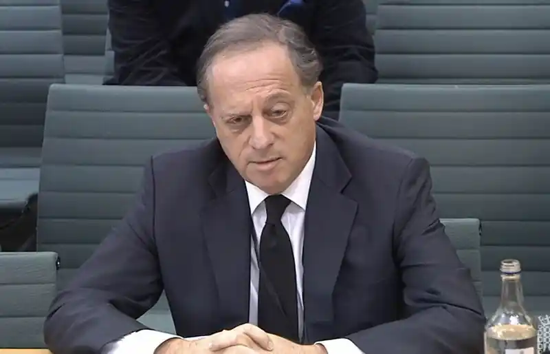 Il presidente della BBC si dimette in seguito alla violazione delle norme sulla trasparenza. 