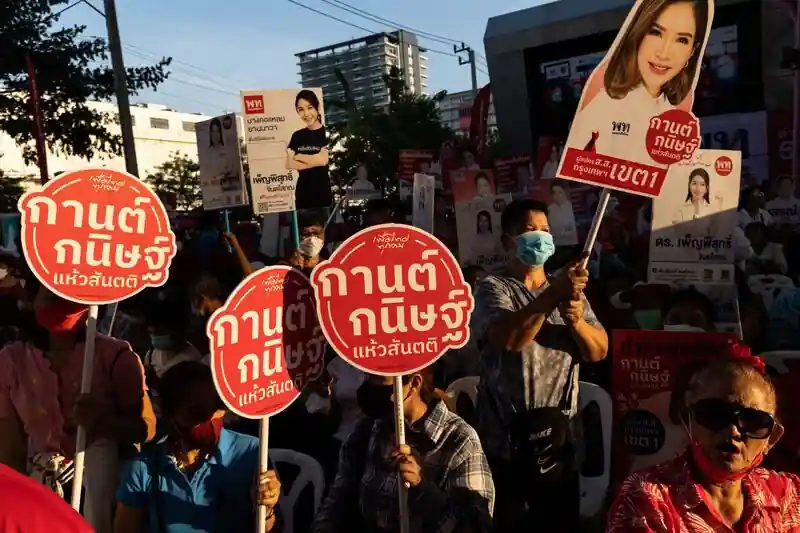 Pheu Thai Partisi Tayland'ın Seçim Yarışmasında Açık Lider Olarak Ortaya Çıkıyor. 