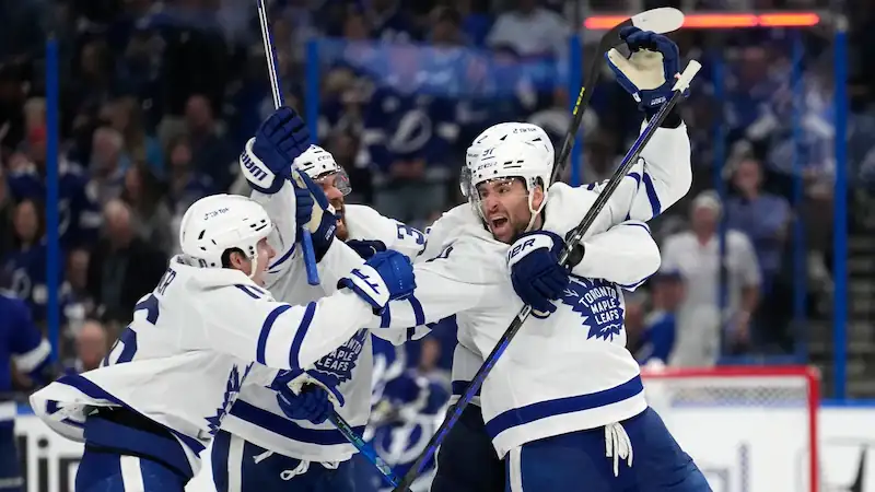 Maple Leafs odnieśli pierwsze zwycięstwo w play-offach NHL od 17 lat. 