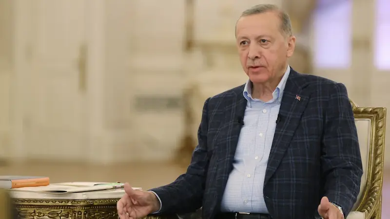 Der türkische Präsident Erdogan gibt bekannt, dass der Anführer des IS bei einer Operation in Syrien getötet wurde. 