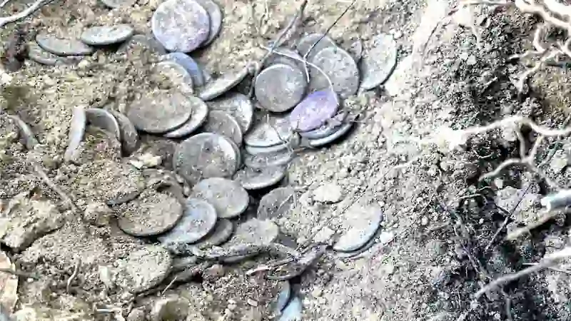 Quasi 200 monete romane scoperte in un tesoro sepolto in Italia. 