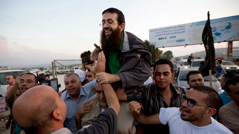 Khader Adnan, un noto prigioniero palestinese, è deceduto in un carcere israeliano dopo un prolungato sciopero della fame durato 87 giorni. 