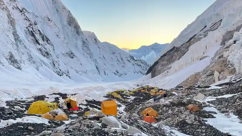 Muere alpinista estadounidense mientras intentaba escalar el Monte Everest. 