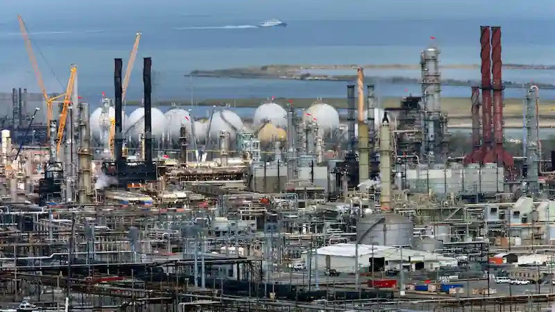 Lo studio rivela che centinaia di siti pericolosi in California potrebbero essere allagati a causa dell'innalzamento del livello del mare. 