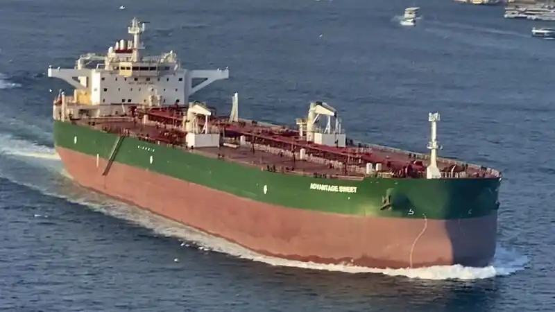Beschlagnahmter Öltanker, der derzeit im Hafen von Bandar Abbas im Iran festgehalten wird. 