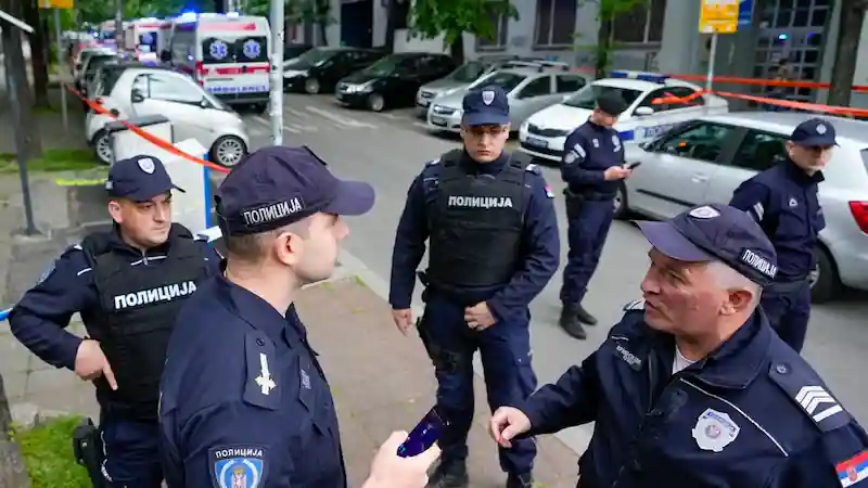 Minorenne arrestato per aver sparato contro una scuola in Serbia. 