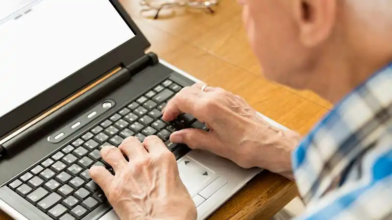 Według ostatnich badań częste korzystanie z Internetu przez seniorów może zmniejszyć ryzyko demencji. 