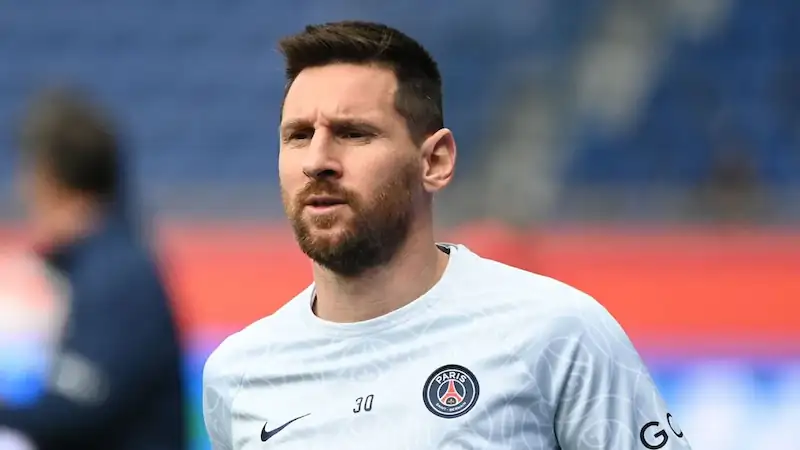 PSG suspendiert Lionel Messi, nachdem er ohne Erlaubnis nach Saudi-Arabien gereist ist. 
